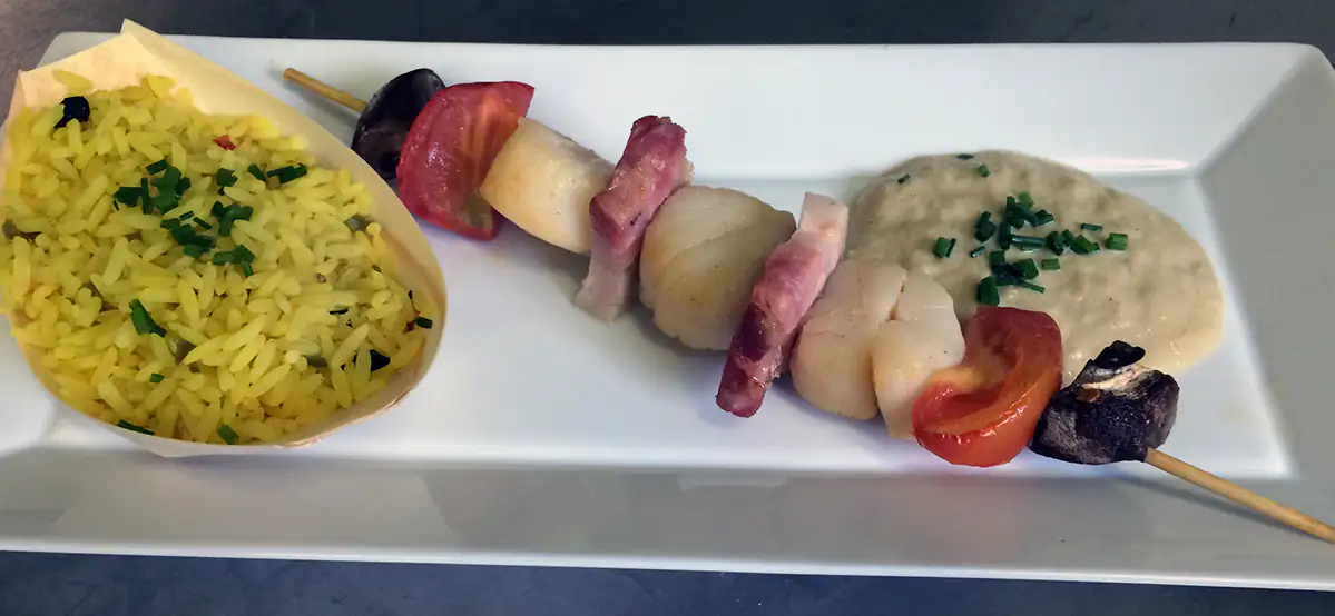 Plat avec brochette d'aliments